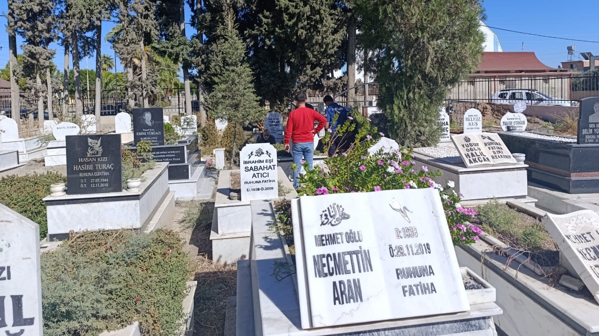 Mersin'de mezar başında hayatını kaybetti