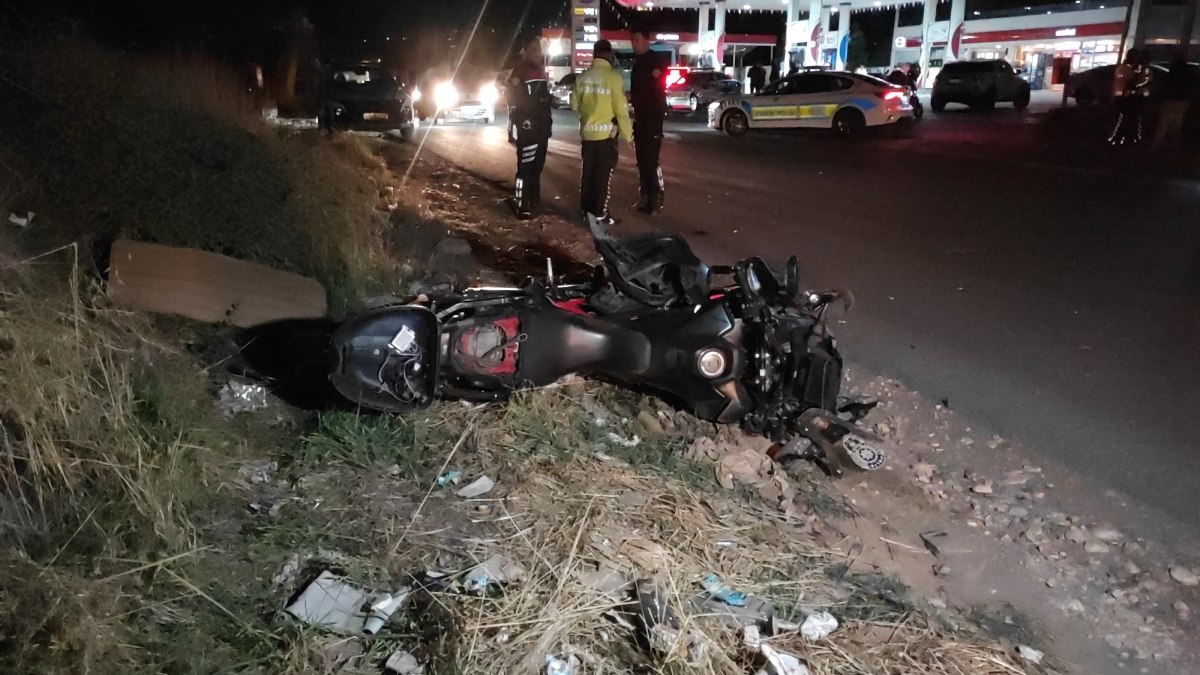 Şanlıurfa'da motosikletli polis ekibi, otomobil ile çarpıştı