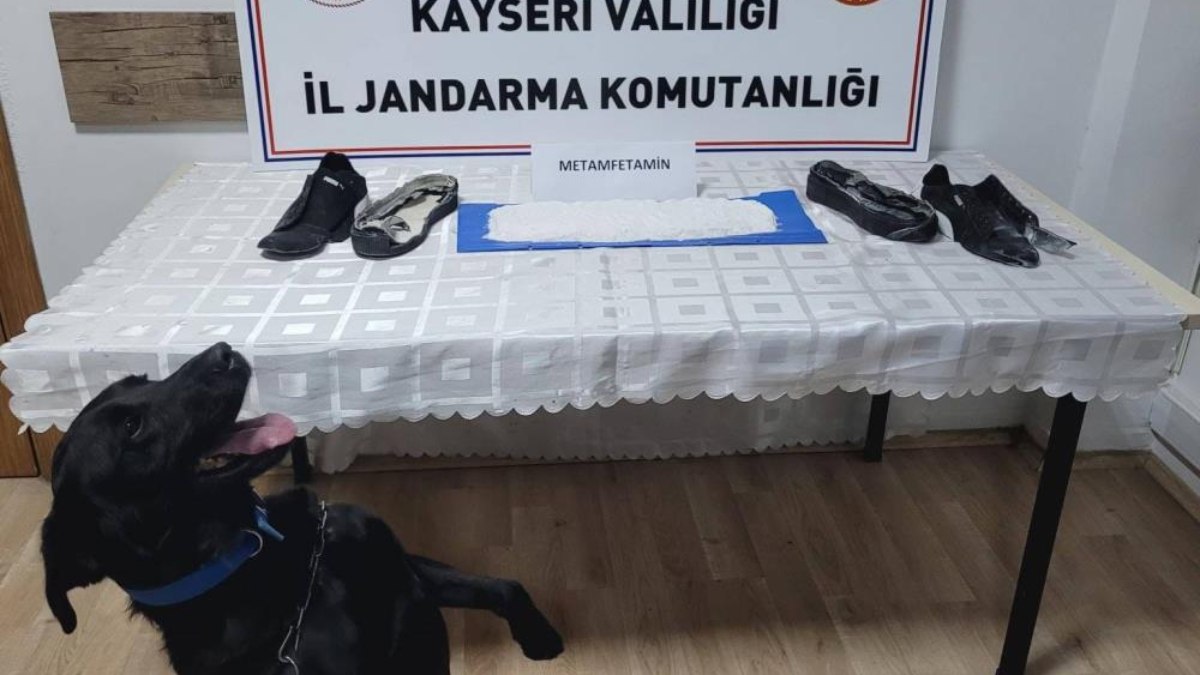 Kayseri'de ayakkabıya gizlenmiş 1 kilo uyuşturucu bulundu