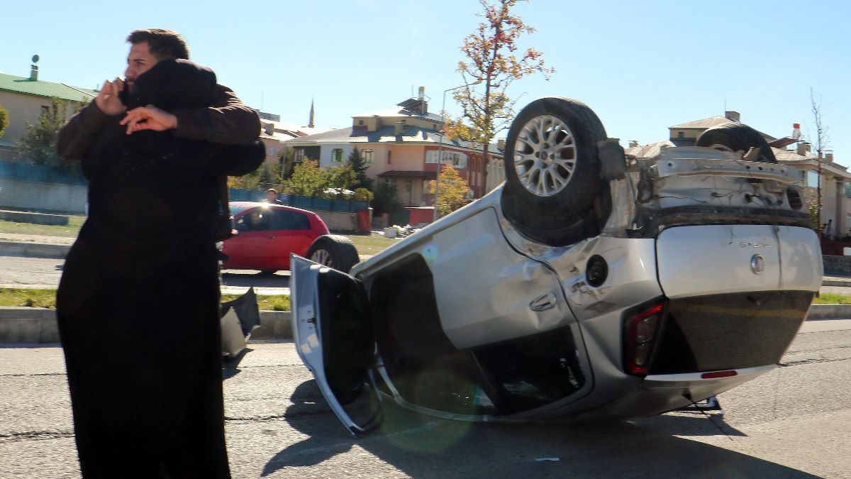 Erzurum'da kamyonun çarptığı otomobilin sürücüsü ve eşi yaralandı