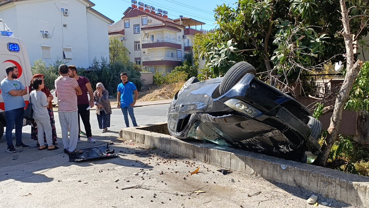 Antalya'da istinat duvarına çaran araç, bahçeye uçup ters döndü