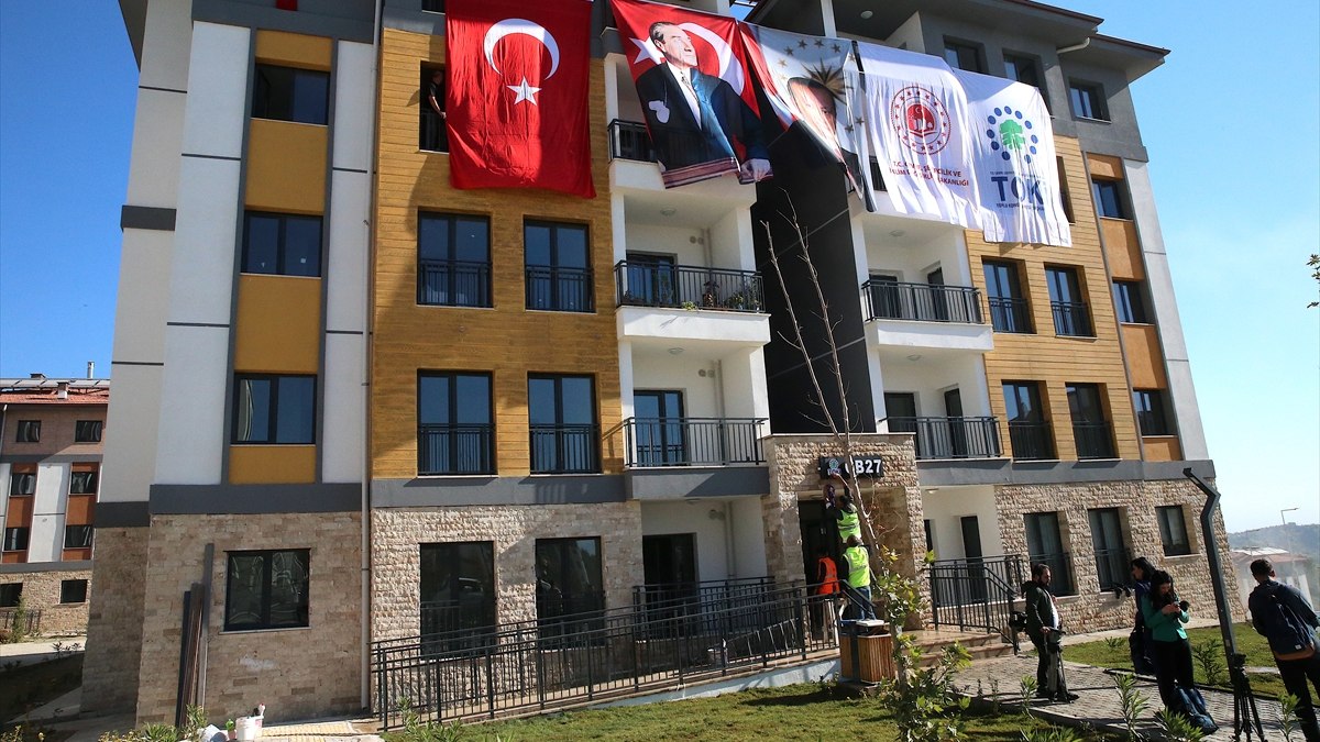 Hatay'da depremzedeler yeni konutlarına yerleşmeye başladı