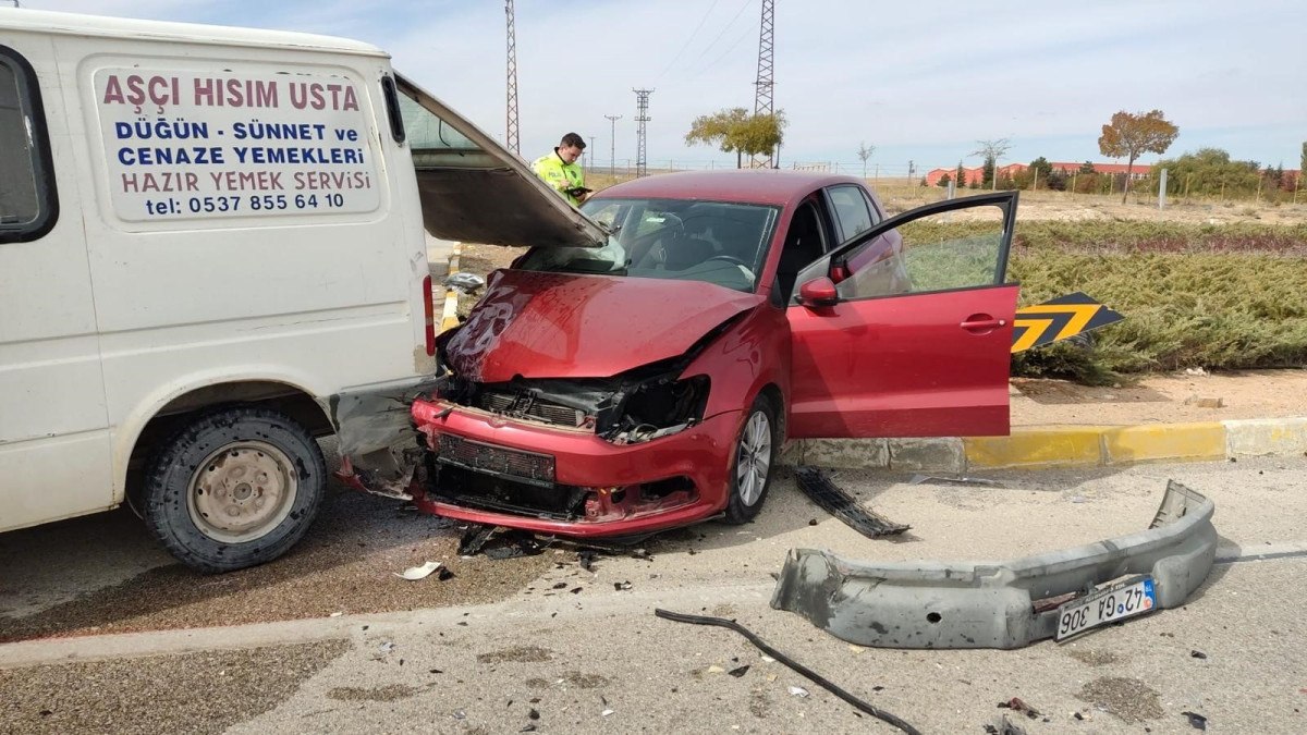 Konya’da otomobil ile minibüs çarpıştı: 2 yaralı