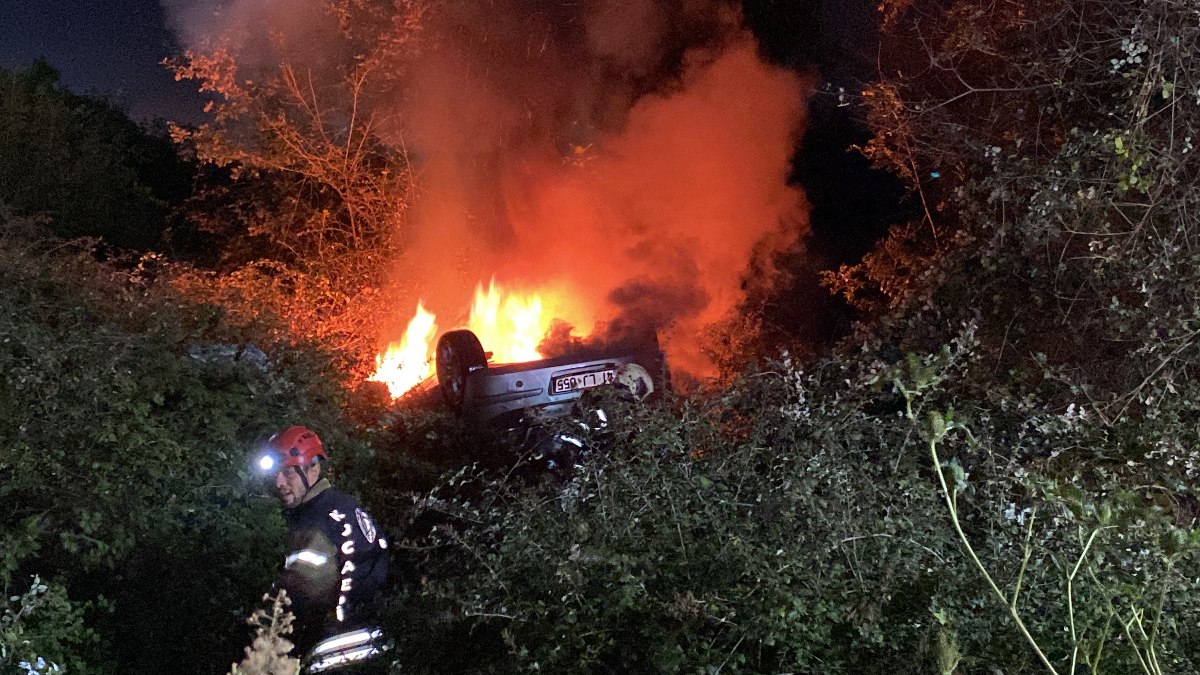 Kocaeli'de takla atan otomobil alev alev yandı, pencereden çıkarak kurtuldular