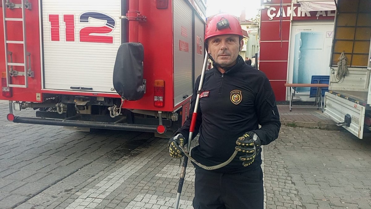 Zonguldak'ta park halindeki minibüsün içine yılan girdi