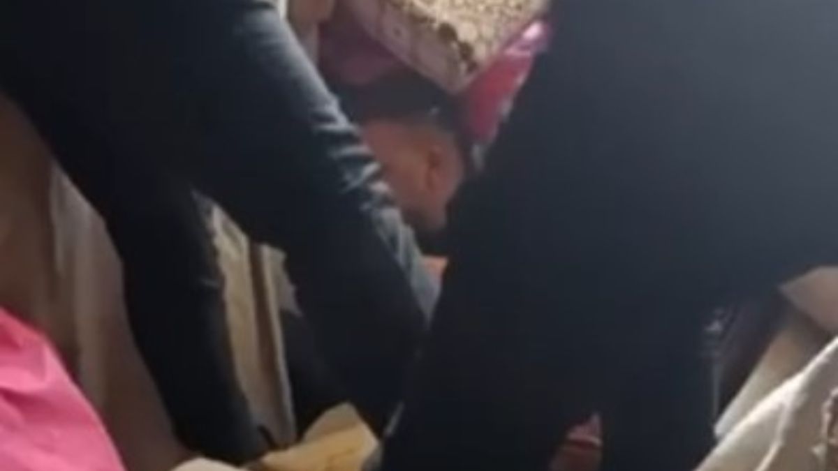 Konya'da polisi görünce kanepenin altına saklandı