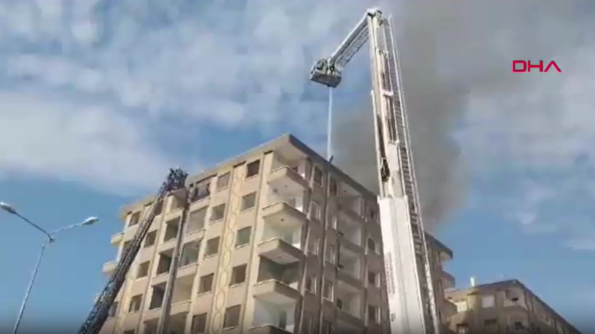 Diyarbakır'da ağır hasarlı binanın çatısında yangın