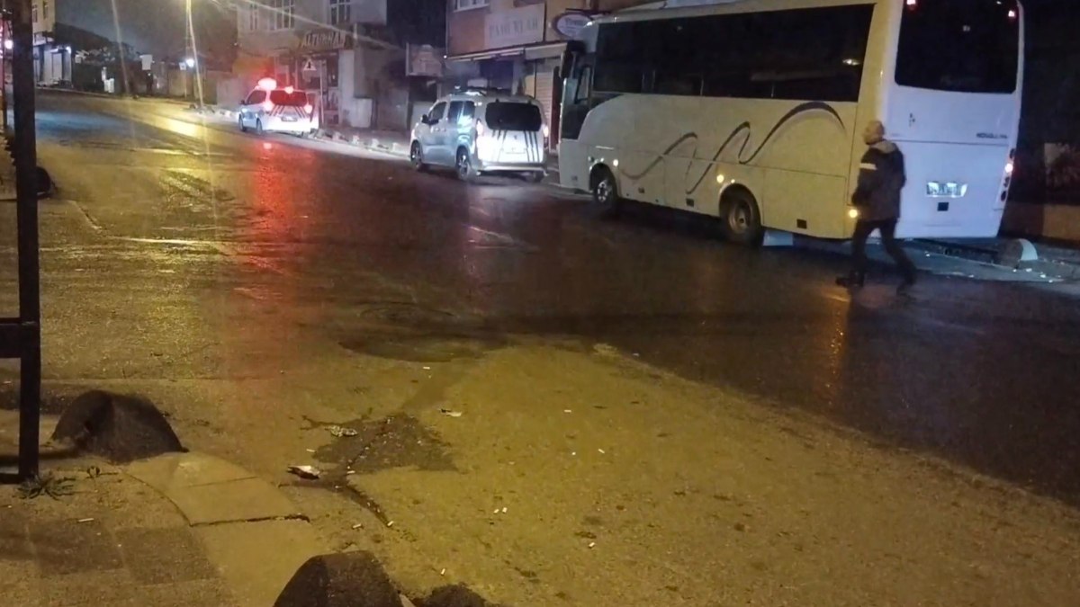 İstanbul'da silahlı bıçaklı 'laf atma' kavgası: 2 yaralı