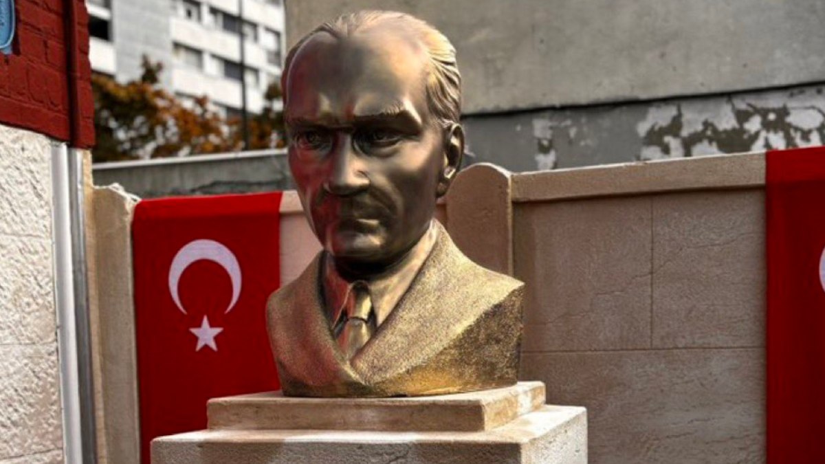 Fransa'nın ilk Atatürk büstü açıldı