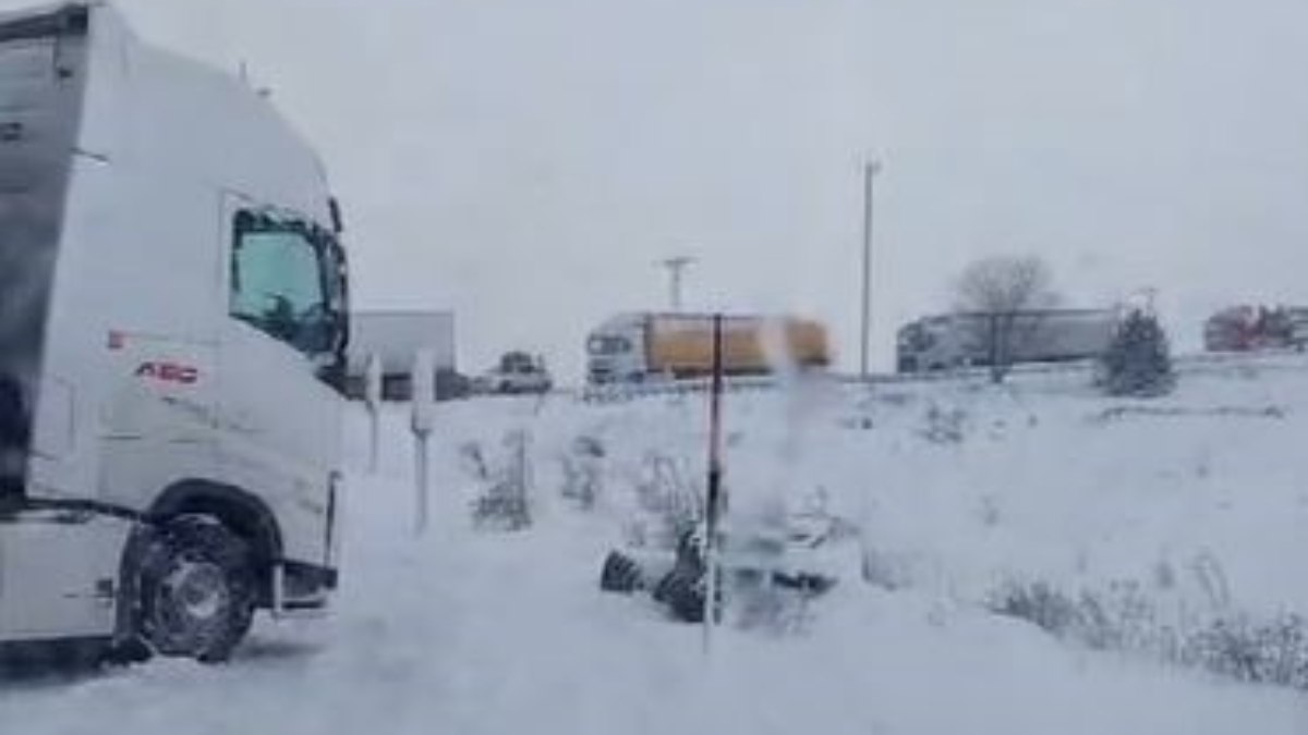 Ardahan'da kar yağınca tırlar yolda mahsur kaldı