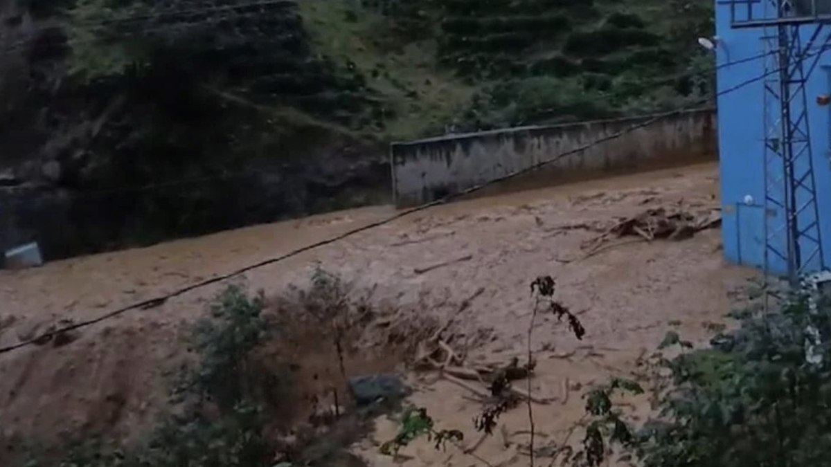 Rize'de heyelan riski: Mahsur kalan 5 kişi kurtarıldı, 16 konut tahliye edildi