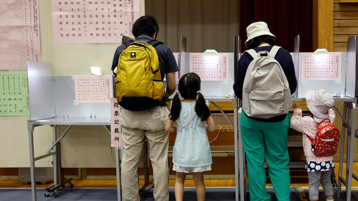 Japonya'daki erken seçimde 15 yıldır iktidardaki LDP mecliste çoğunluğu kaybetti