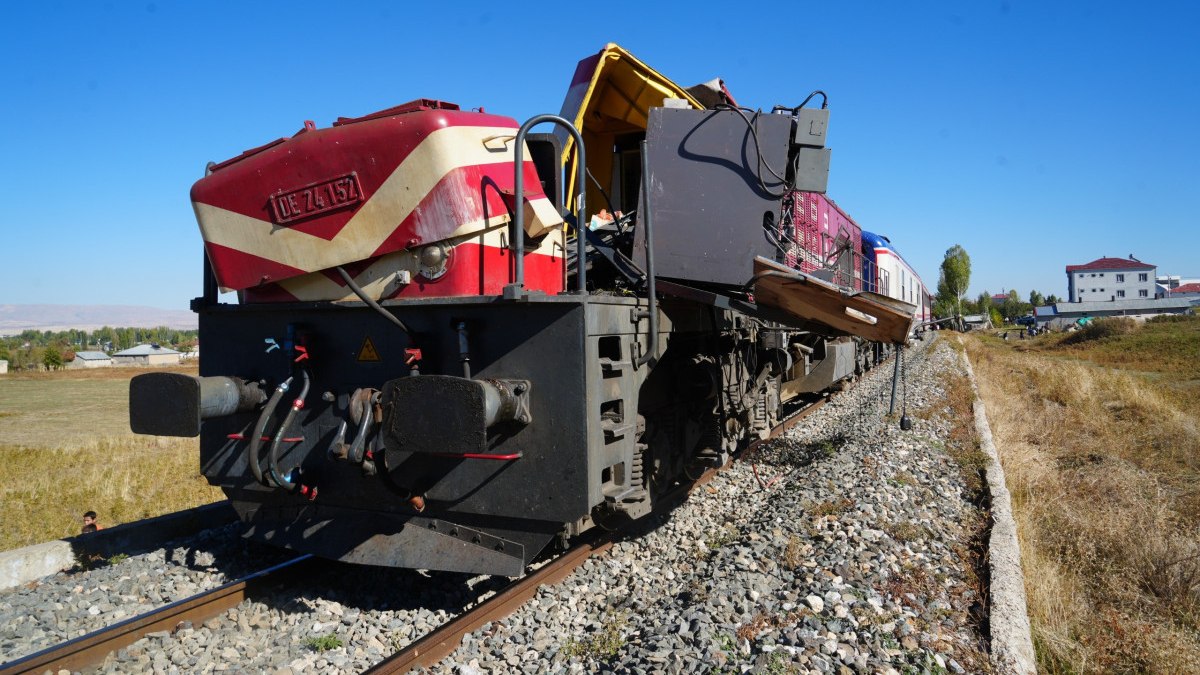 Muş’ta yolcu treni beton pompasına çarptı: 1 ölü, 2 yaralı