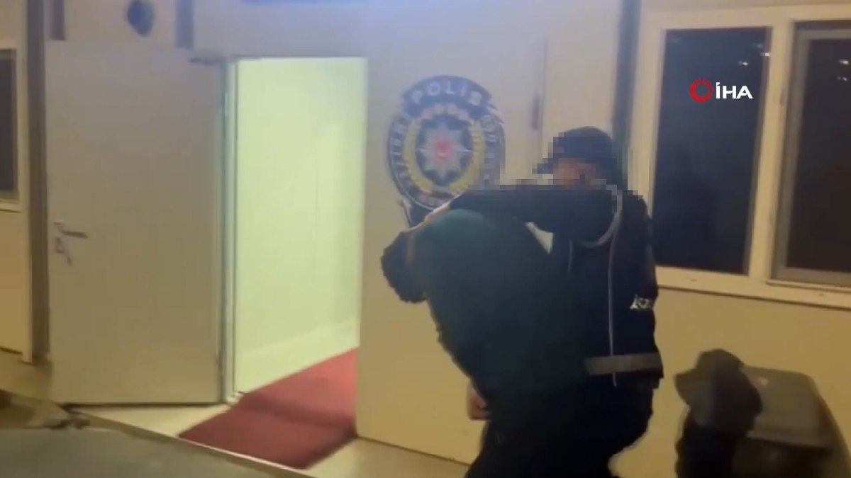 İstanbul'da yabancı uyruklu şahıs çakarlı araç sürdü: Yakalandı
