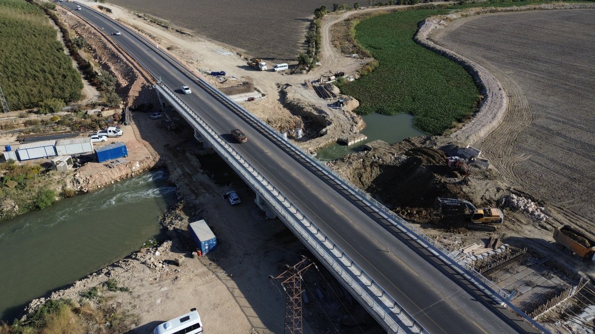 Hatay'da depremin ardından kırıklar oluşan yolda köprü inşası tamamlandı