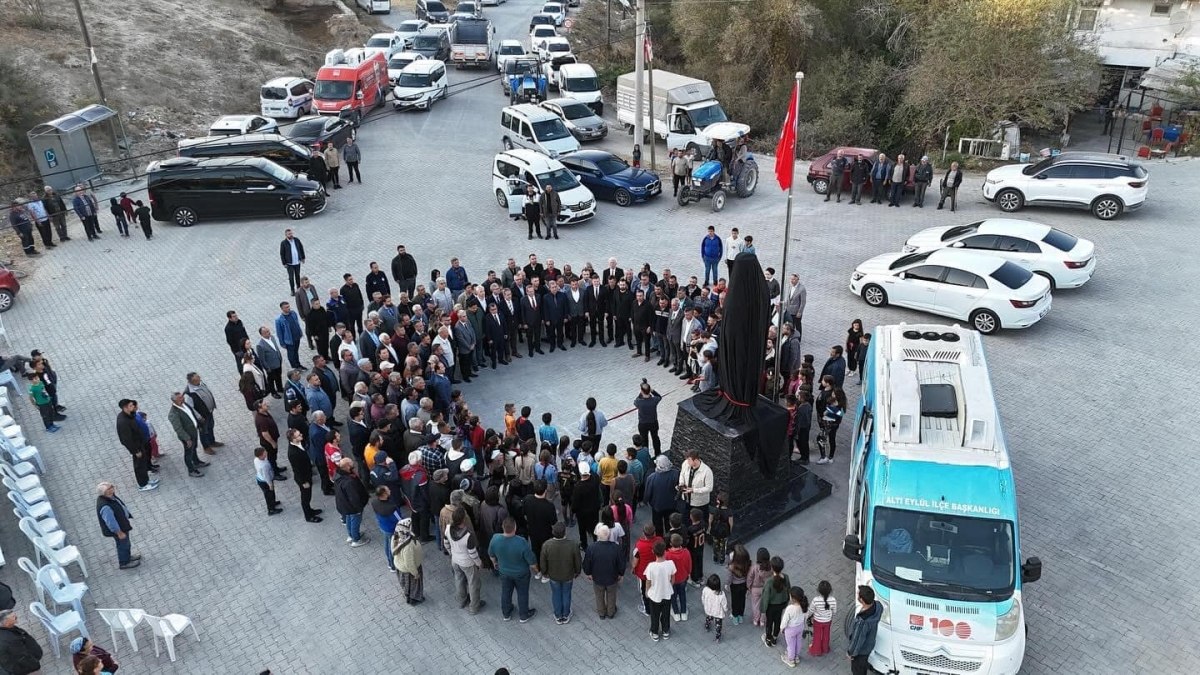 Balıkesir'de vatandaşların yaptırdığı heykeli CHP'li başkan açtı