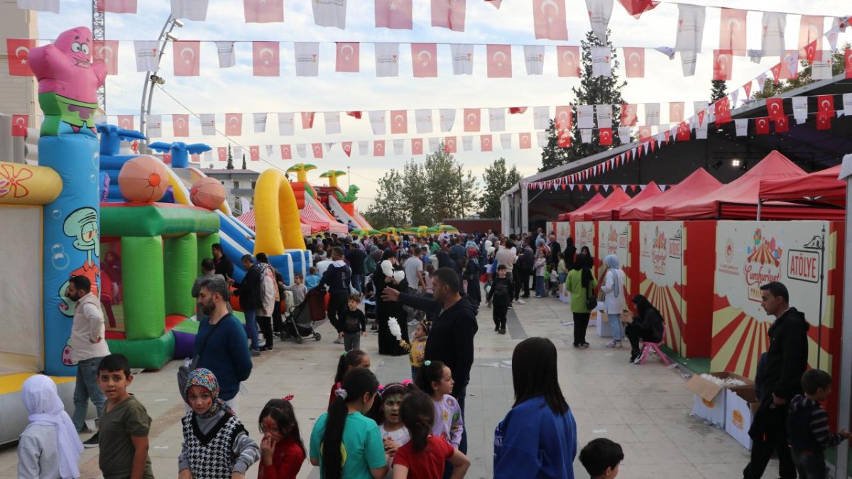 Kahramanmaraş'taki Cumhuriyet Panayırı'na ziyaretçi akını