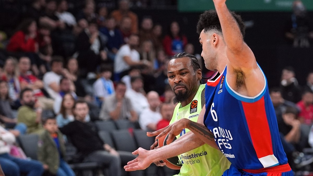 Anadolu Efes, Barcelona'ya 97-88 yenildi