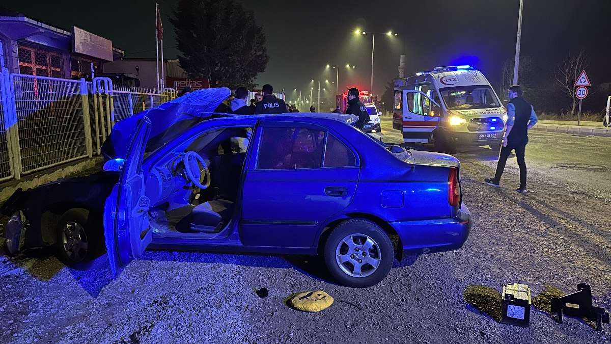 Tekirdağ'da kontrolden çıkan otomobil, bir iş yerinin duvarına çarparak durabildi