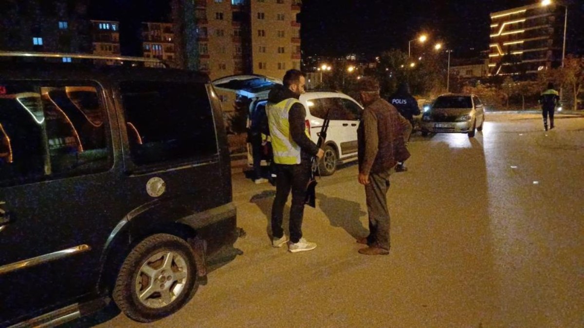 Çorum'da polislerin durdurduğu araçta tüfek ele geçirildi