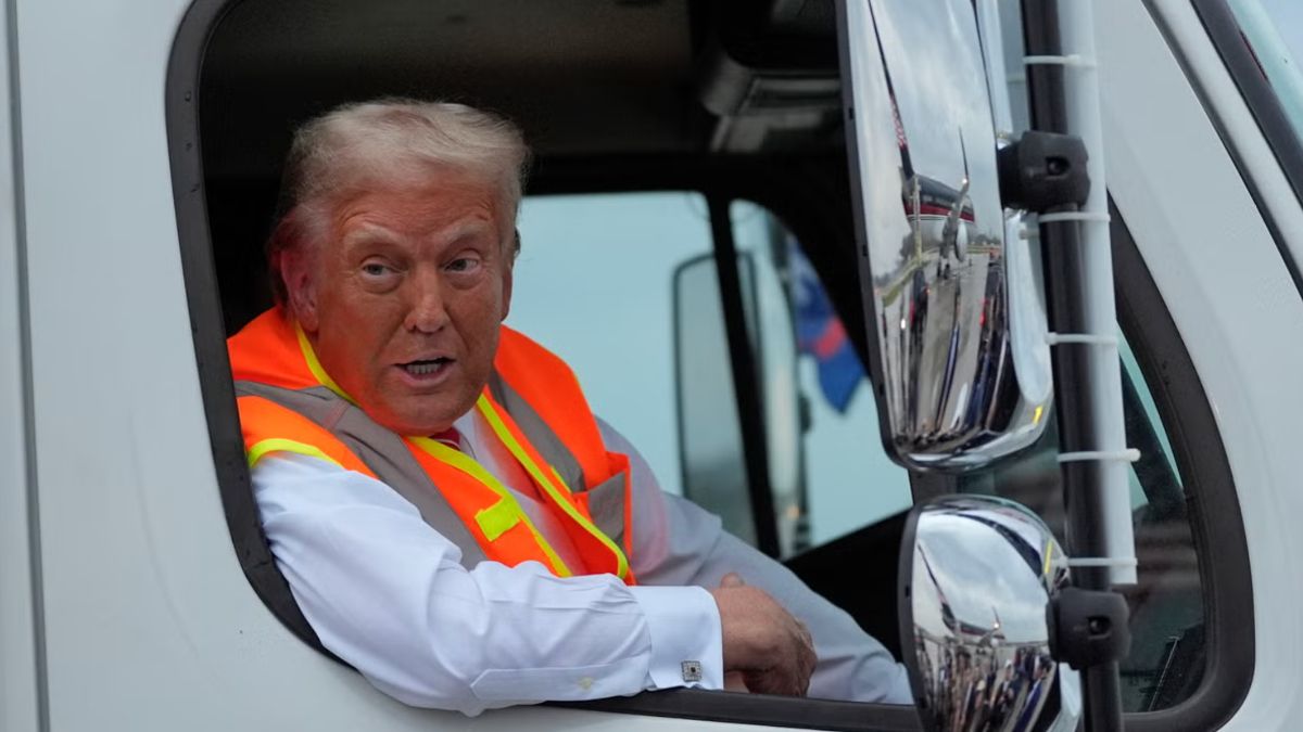 Donald Trump, Joe Biden'ın hakareti üzerine çöp kamyonu sürdü