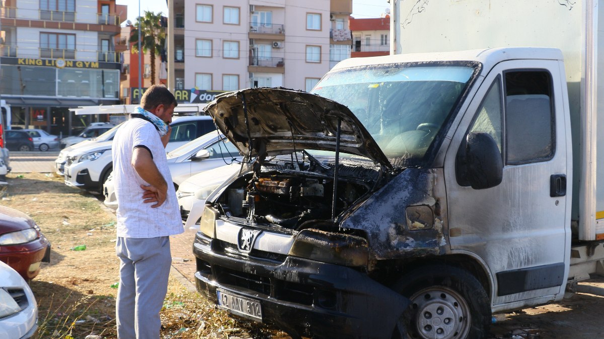 Antalya'da kontağı çevirdi, kamyoneti alev alev yandı