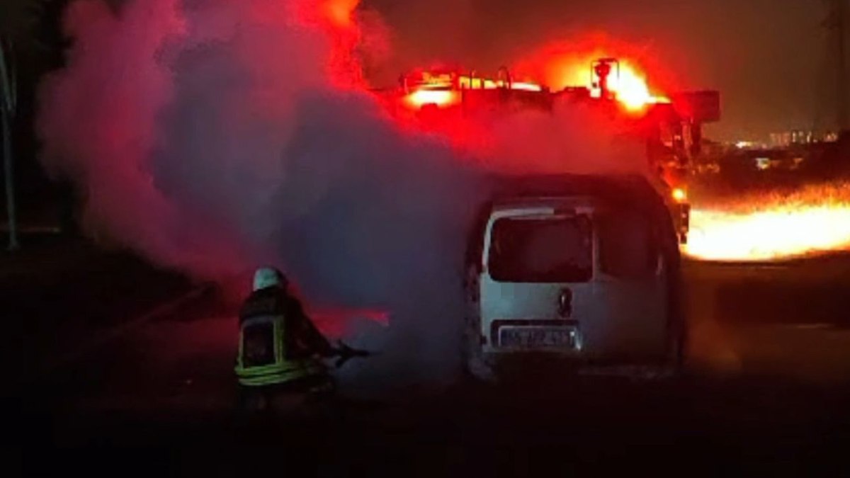 Elazığ'da seyir halindeki otomobil alev alev yandı