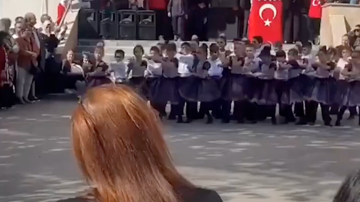 İzmir'de müstehcen sözlü şarkı ile Cumhuriyet Bayramı kutlaması