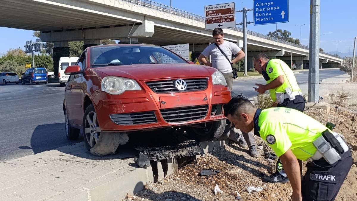 Antalya'da virajı alamayınca kaldırıma çıktı