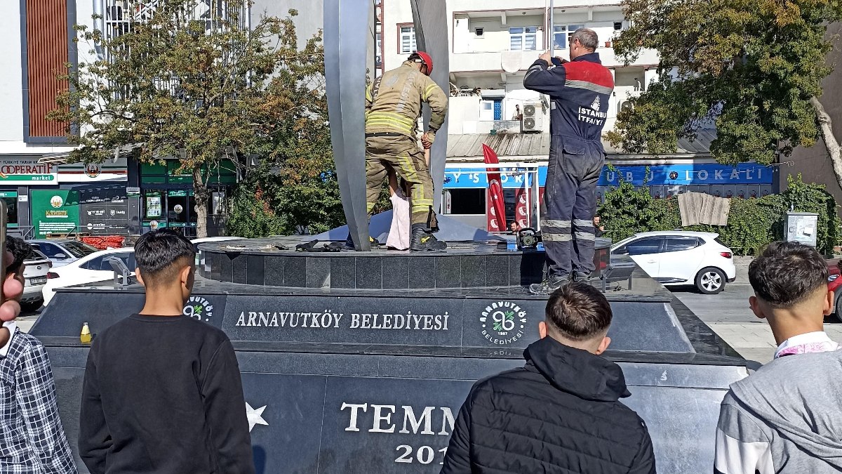 İstanbul'da bir çocuk düşürdüğü parasını almak için girdiği anıtta mahsur kaldı