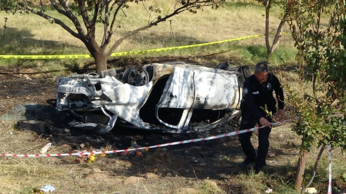 Malatya'da devrilen otomobil alev aldı