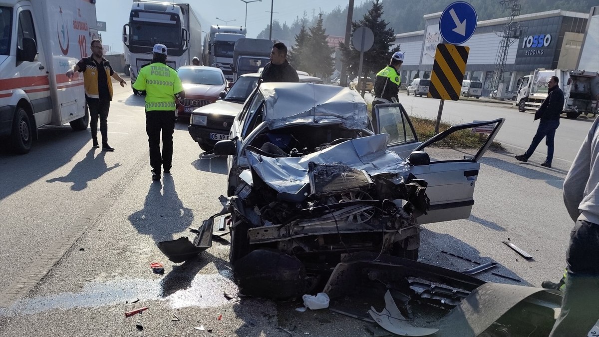 Bolu'da direksiyon başında rahatsızlanan sürücü 7 araca çarptı