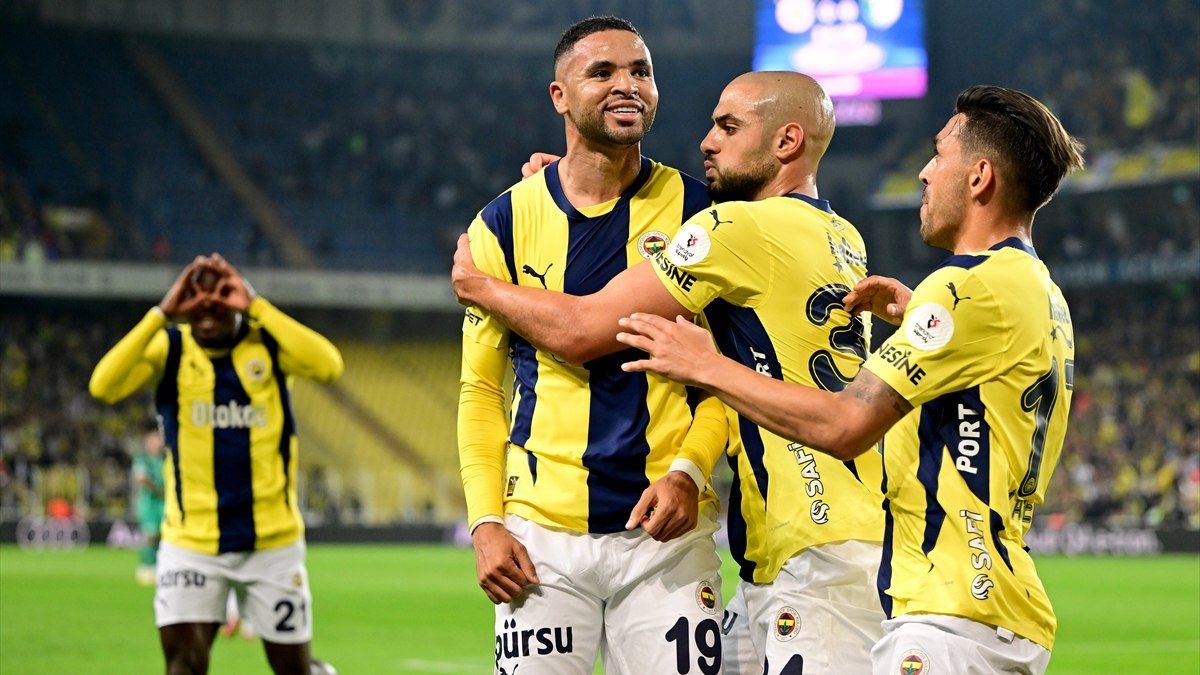 Fenerbahçe'nin Trabzonspor maçı kamp kadrosu belli oldu