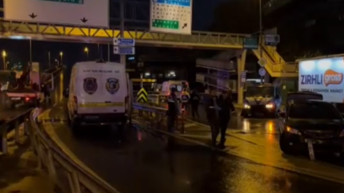 İstanbul'da polis aracına İETT otobüsü çarptı, 1 polis memuru şehit oldu
