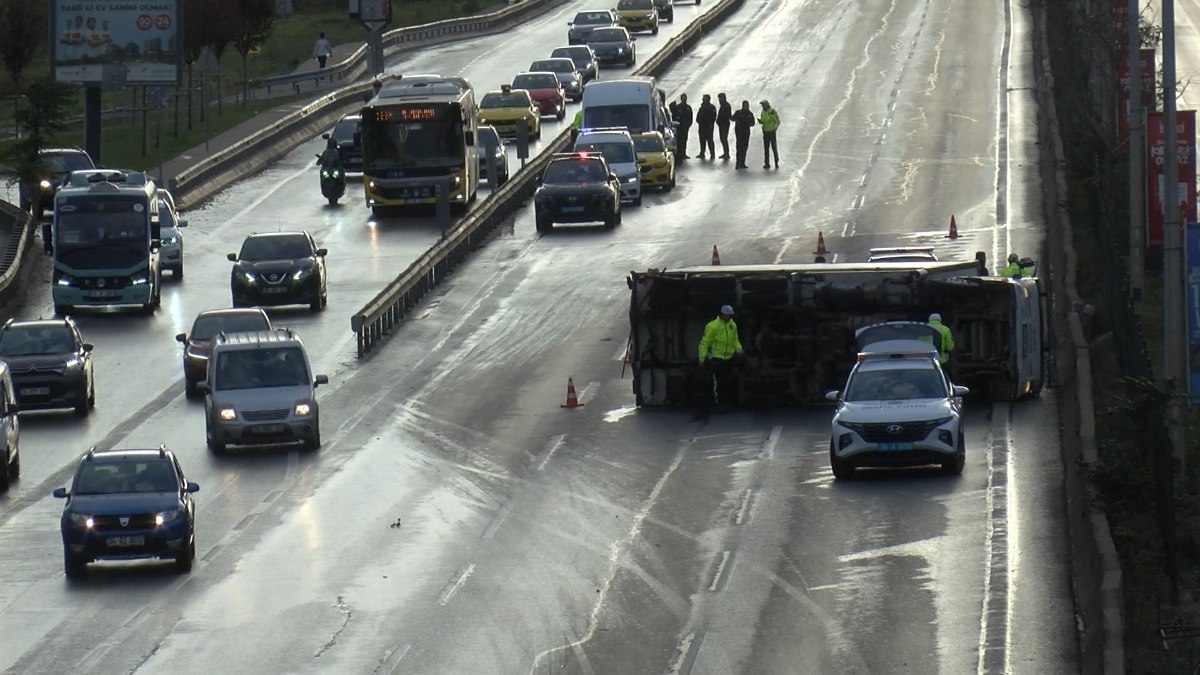 İstanbul'da et yüklü kamyonet devrildi: Trafik kilitlendi