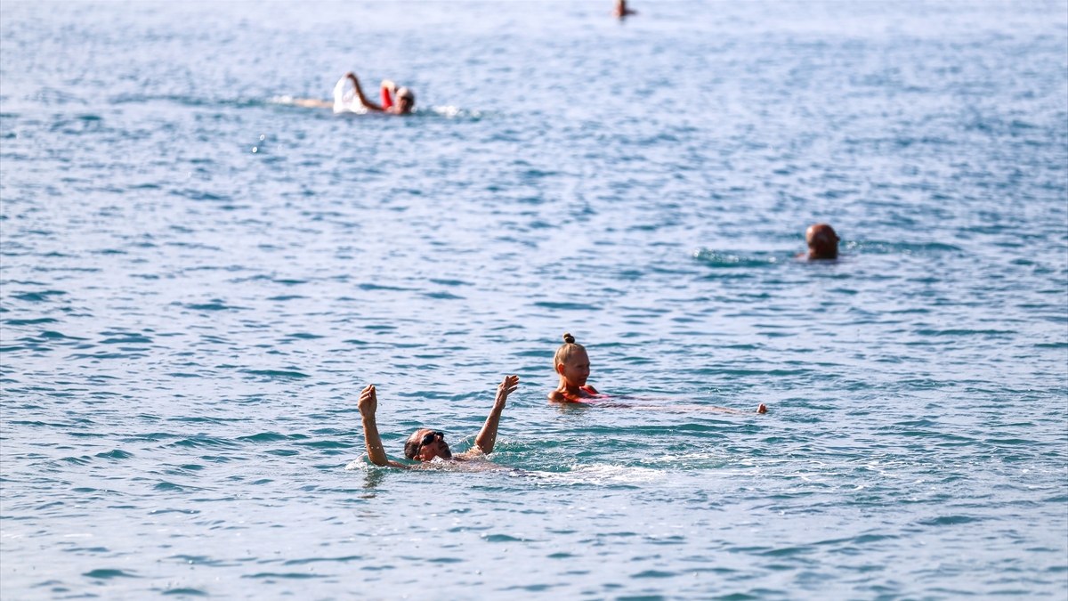 Antalya'da vatandaşlar denize girmeye devam ediyor