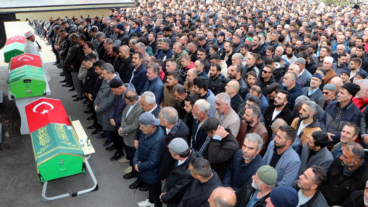 Erzurum'da kazada ölen 3 kuzen için cenaze töreni düzenlendi