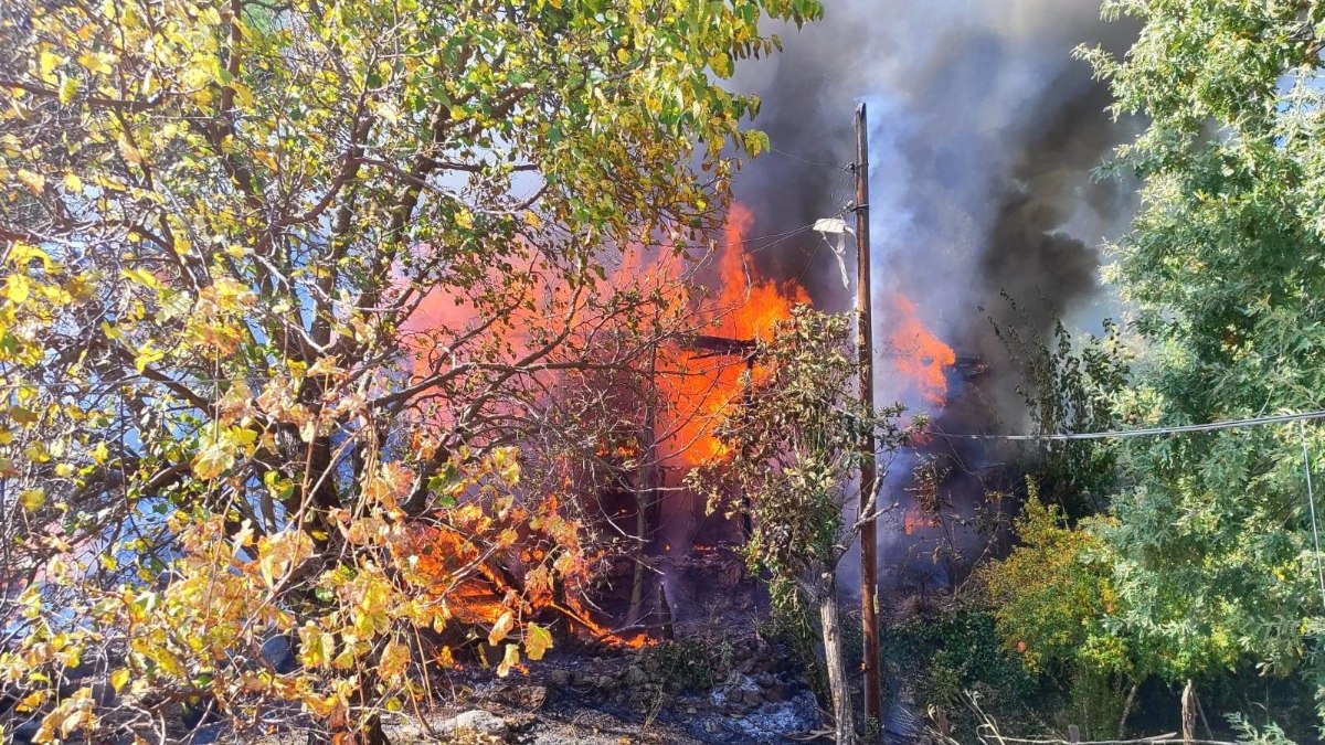 Mersin'de ormanlık alanda çıkan yangında bir ev kullanılamaz hale geldi