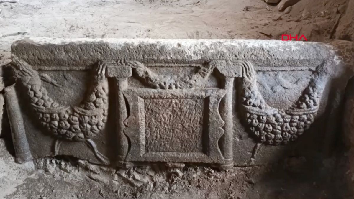 Kayseri'de lahit mezar ve 1800 yıllık 5 el yazması kitap ele geçirildi