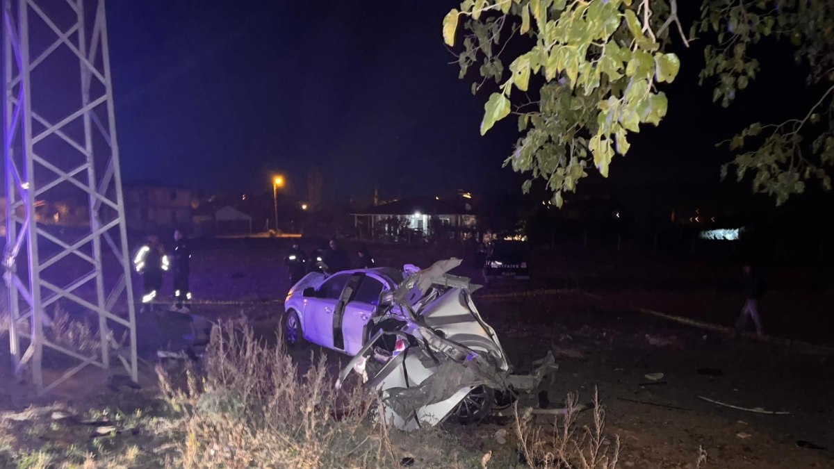 Amasya'da ağaca çarpan otomobil parçalandı: 2 ölü, 2 yaralı