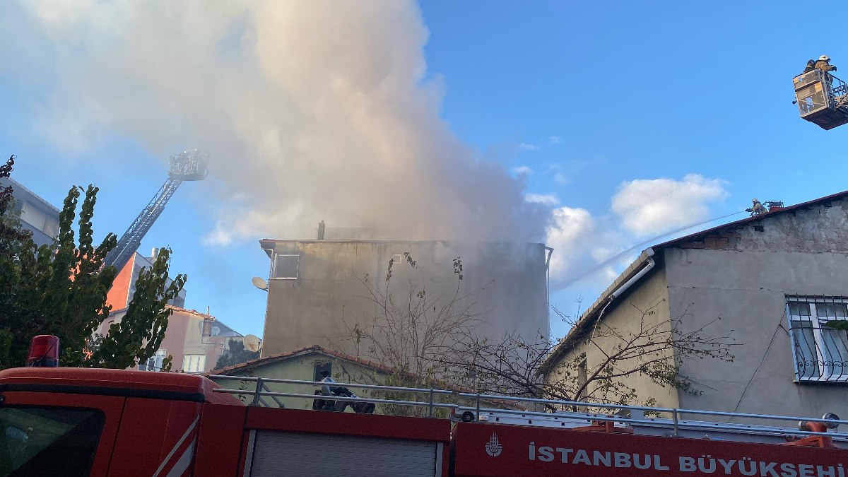 İstanbul Ümraniye'de bir evin çatı katı yandı