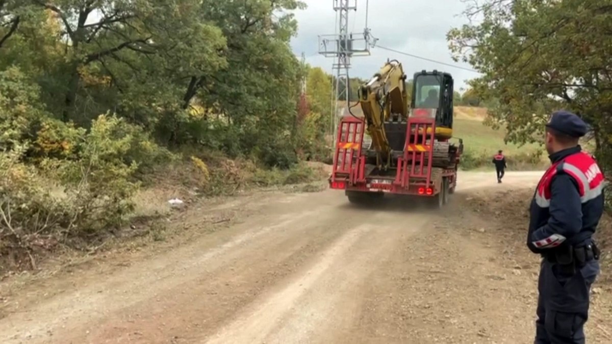 Sakarya'da iş makinaları ile define avına suçüstü: 4 gözaltı