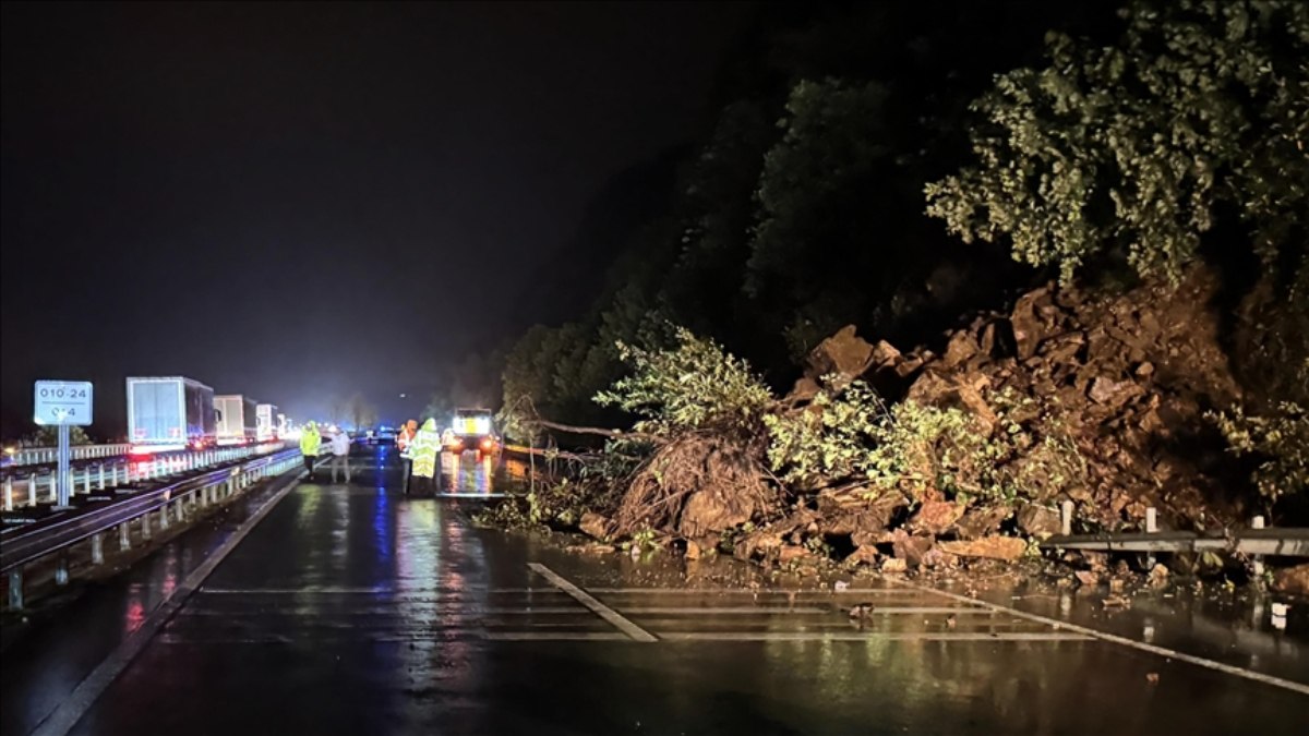 Rize'de heyelan nedeniyle Karadeniz Sahil Yolu'nun Artvin yönü ulaşıma kapandı