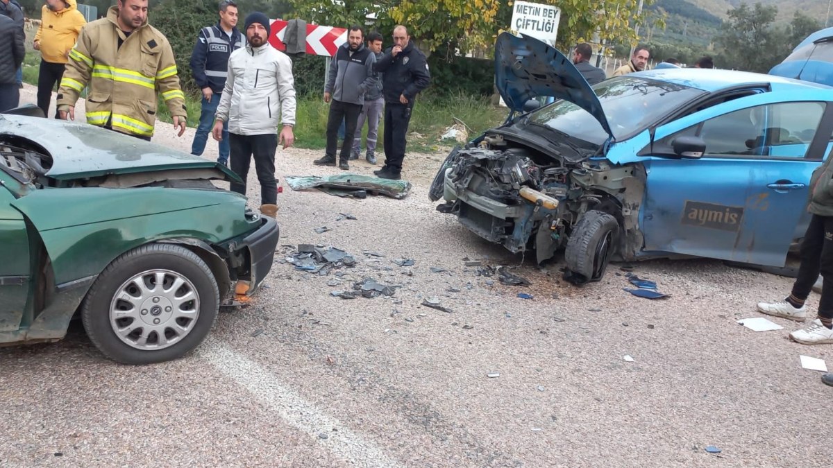 Balıkesir'de otomobiller çarpıştı: Sürücüler yaralandı