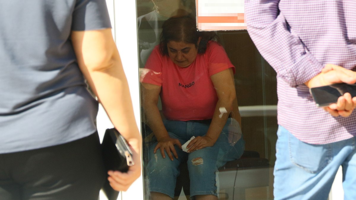 Antalya'da ATM'ye para yatıran kadına kapkaç