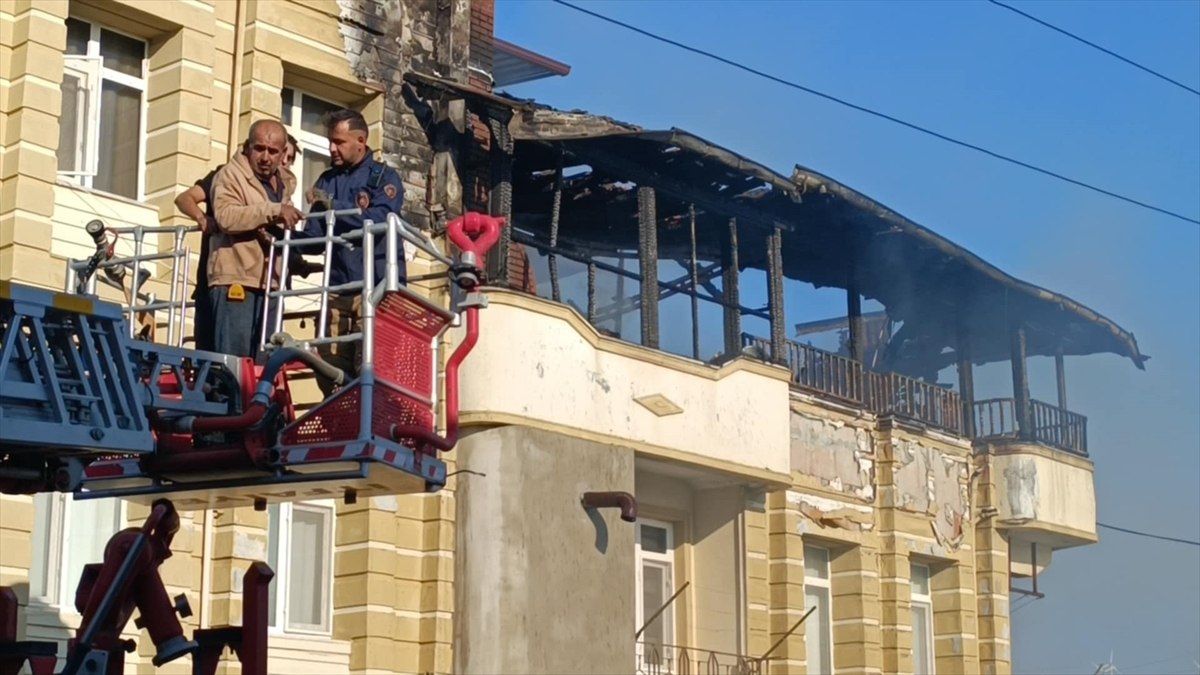 Hatay'da 3 katlı binada yangın: Mahsur kalan 3 kişi kurtarıldı