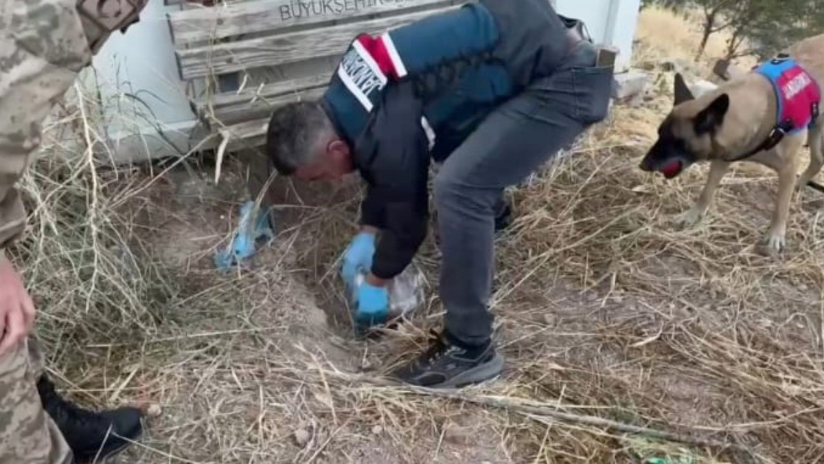 Gaziantep'te toprak altından kilolarca uyuşturucu çıktı