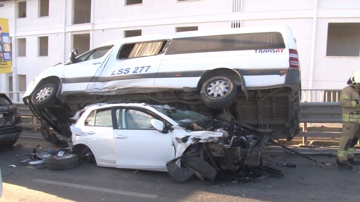 Maltepe'de kontrolden çıkan vinç, 7 araca çarptı: 2 yaralı