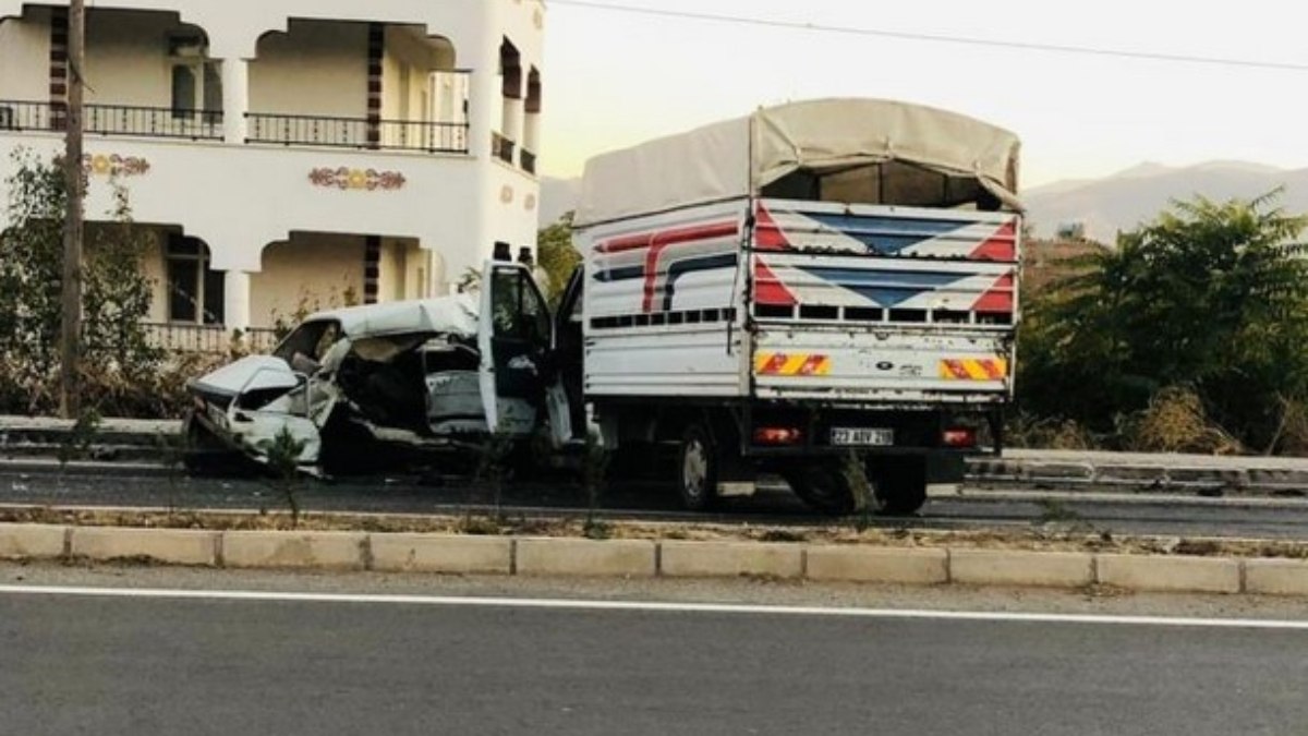 Elazığ'da otomobil ile kamyonet çarpıştı: 1 ölü 1 yaralı