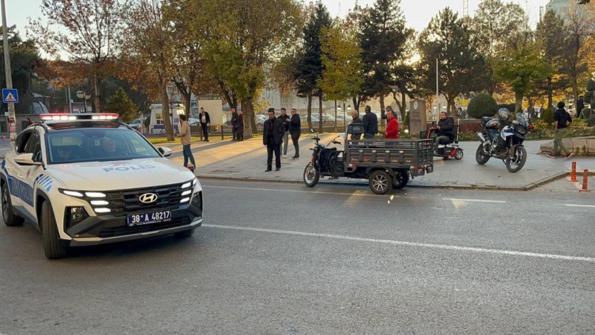 Kayseri'de genci bıçaklayan 2 kişi, kaçarken düşüp yaralandı